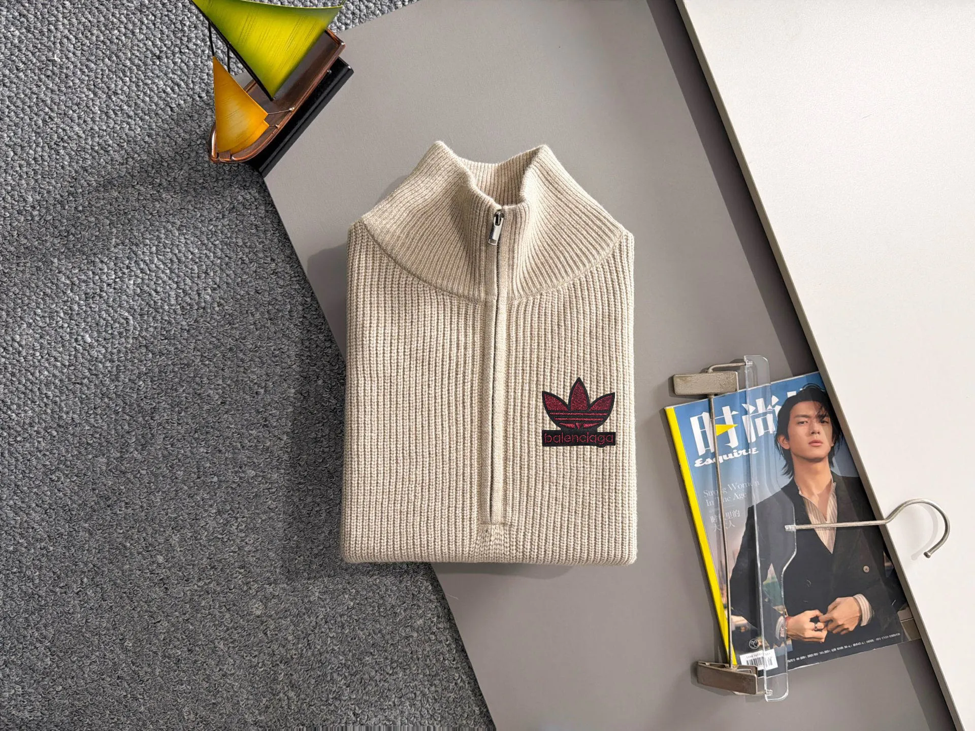 The latest knitted sweaters from Paris Clover's 2026 autumn and winter official website are on sale at the same time at Hot Sale! Specially made of wool blended fabric. It feels comfortable and can be directly in contact with the skin. The logo badge is exquisitely embroidered, which is extremely eye-catching! The details highlight the fashionable charm of big brands. Exquisite workmanship. Three-dimensional cutting style. The wearing effect is invincible and handsome! All three standards are complete! Sizes:M-3XL